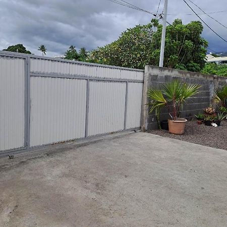 Hostel Laure Hebergement Loue Des Lits En Dortoir Faaa Exterior foto