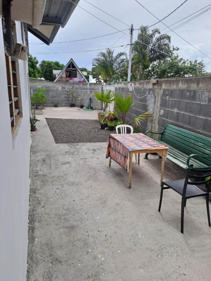 Hostel Laure Hebergement Loue Des Lits En Dortoir Faaa Exterior foto