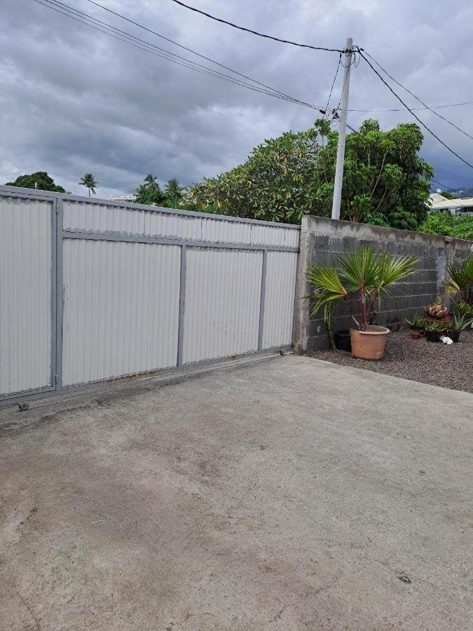 Hostel Laure Hebergement Loue Des Lits En Dortoir Faaa Exterior foto
