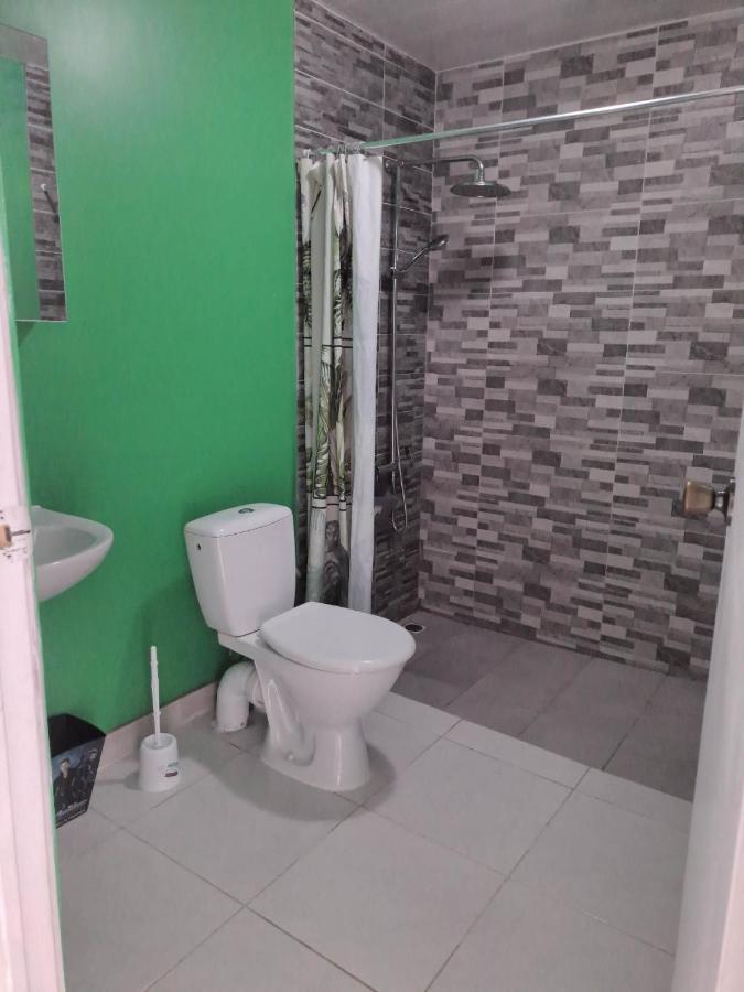 Hostel Laure Hebergement Loue Des Lits En Dortoir Faaa Exterior foto