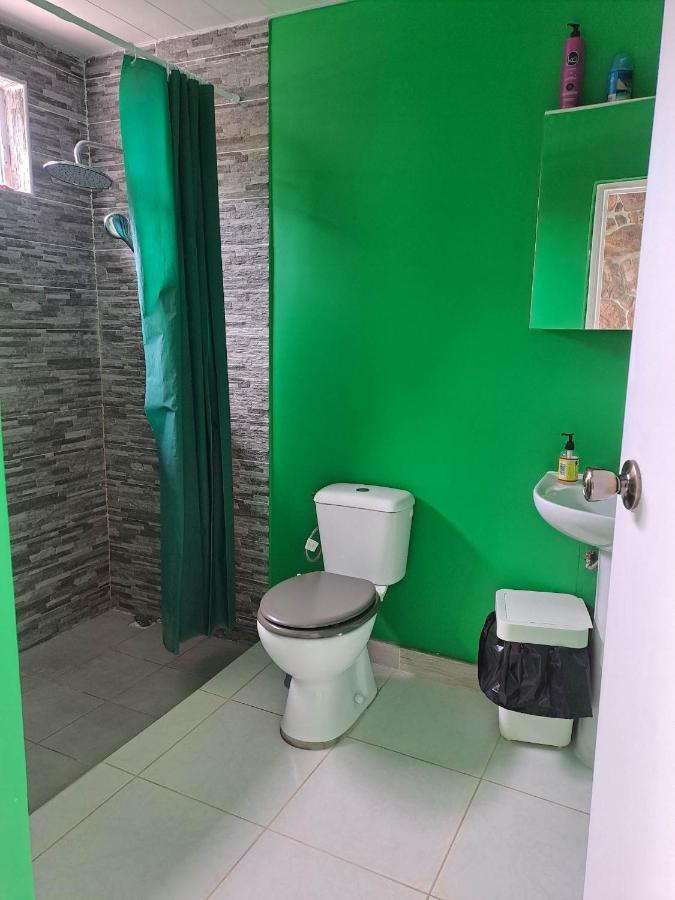 Hostel Laure Hebergement Loue Des Lits En Dortoir Faaa Exterior foto